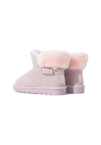 Botas de tobillo de ante rosa con un suave puño rosa claro, detalle de hebilla en el costado y una suela plana de goma rosa con un patrón texturizado.