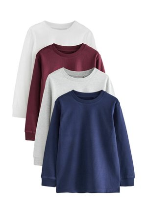 Drie langemouwen shirts in wit, bordeauxrood, grijs en marineblauw. Katoenen materiaal, ronde halslijnen, ribgebreide manchetten en een gladde textuur.