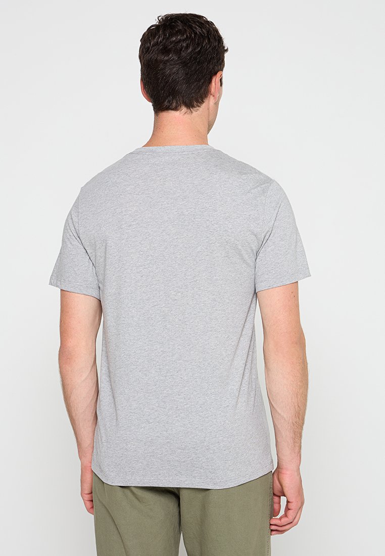 T-shirt en coton gris à manches courtes avec un col rond, présentant une texture lisse et une coupe décontractée. Pas de graphismes ni de logos visibles.