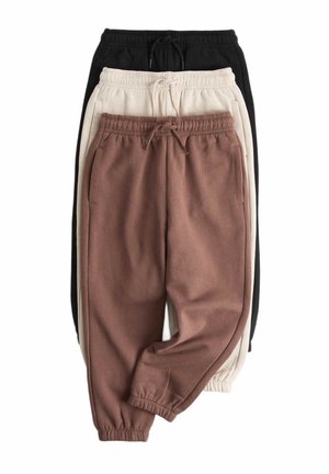 Tre par joggingbukser med elastisk talje i brun, beige og sort, stablet vertikalt mod en hvid baggrund.