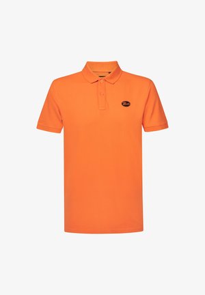 Polo arancione in cotone, con colletto, maniche corte e un logo circolare nero sul lato sinistro del petto.