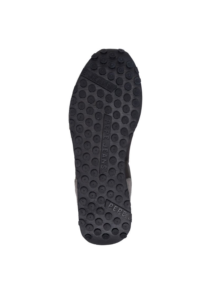 Podeszwa buta z okrągłym wzorem bieżnika, z wybitą wielokrotnie logotypem "PEPE JEANS" na czarnej gumowej powierzchni.