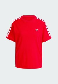 Rød kortærmet t-shirt lavet af bomuld, med rund hals, hvide sidelister og et lille adidas-logo på brystet.