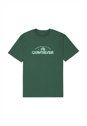T-shirt en coton vert avec col rond, manches courtes, et un imprimé graphique blanc indiquant "Quiksilver" ainsi que "The Mountain & The Wave".