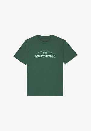 T-shirt en coton vert avec col rond, manches courtes, et un imprimé graphique blanc indiquant "Quiksilver" ainsi que "The Mountain & The Wave".
