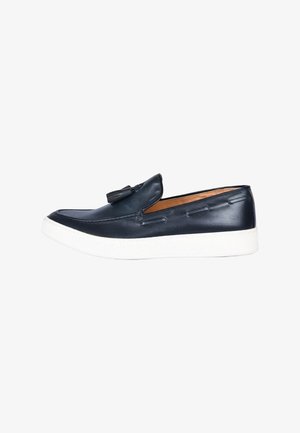 Mocassino slip-on in pelle blu navy con dettaglio a nappa e suola in gomma bianca, visto di lato su sfondo bianco.