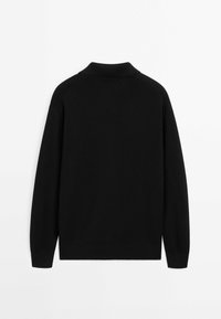 Schwarzer gerippter Strickpullover mit Kragen, langen Ärmeln und enganliegenden Bündchen, der eine glatte Textur und ein minimalistisches Design aufweist.