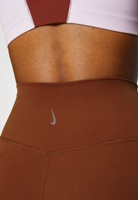 Nike Performance THE YOGA LUXE SHORT - Leggings - oxen brown/iron grey