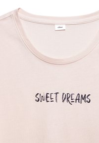 Light pink T-shirt with a round neckline, featuring the text "SWEET DREAMS" in dark blue, brushed lettering at the center. Soft cotton fabric.