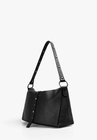 Bolso de mano de cuero negro con una superficie texturizada, forma triangular y tira con tachuelas. Presenta una sola correa para el hombro y acentos metálicos.