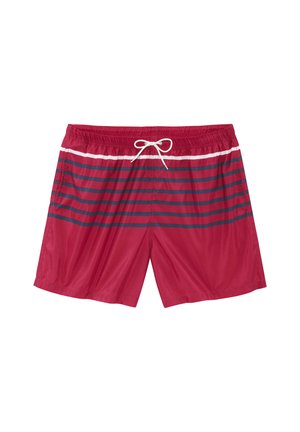 Rote Herren-Badeshorts mit blauen horizontalen Streifen, weißem Kordelzug und elastischem Bund auf weißem Hintergrund.