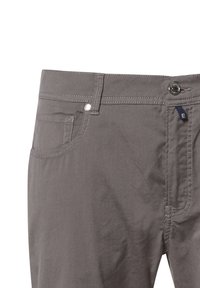 Pantaloni grigi con tessuto testurizzato, dotati di tasca frontale, chiusura con bottone e una piccola etichetta con logo sul cinturino.