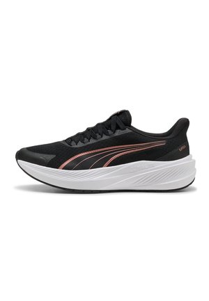Scarpa da corsa nera con suola bianca spessa, strisce oro rosa sul lato e lacci neri, mostrata in vista laterale rivolta a sinistra.