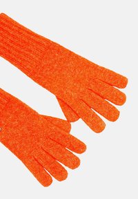 Oranje geribde handschoenen van gestructureerd breimateriaal, met aparte vingertoppen en een zachte afwerking.