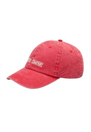 Gorra de béisbol de algodón rojo lavado con visera curva y texto blanco parcial "COMPANY" en el lado delantero izquierdo.