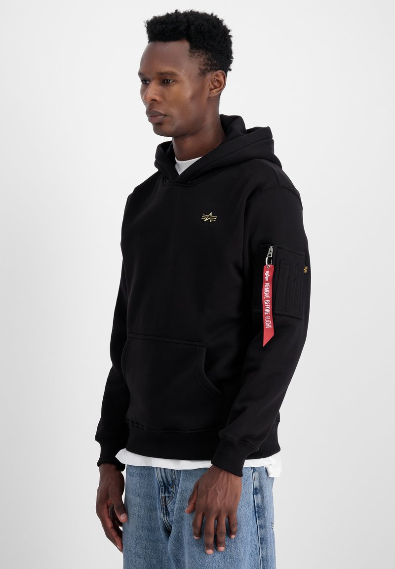 Sort hætte sweatshirt i bomuldsblanding med en frontlomme, en lynlåslomme på ærmet, gul logo detalje og rød mærke akcent.