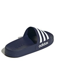 Granatowe klapki z trzema białymi paskami i teksturowanym paskiem, z wyściełaną podeszwą dla komfortu oraz wytłoczonym logo z boku.