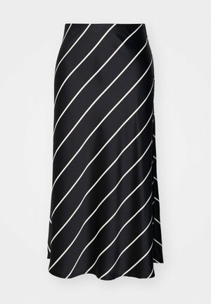 Zwarte satijnen rok met diagonale witte strepen, met een zijsplit en een gladde textuur, ontworpen voor soepele beweging.