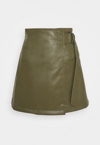 Jupe mini en cuir vert olive avec un design enroulé, dotée d'une ceinture et d'une texture lisse, coupée en bas évasé avec des détails de couture minimaux.
