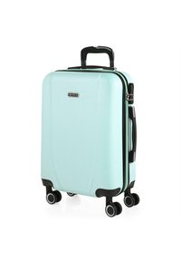 Maleta rígida de color menta claro. Cuenta con un asa retráctil negra, cuatro ruedas y un cierre contrastante. Textura suave, diseño compacto.