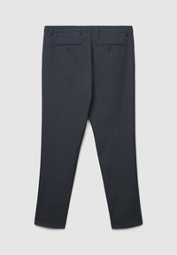 Pantaloni formali grigi scuri con passanti per cintura e due tasche posteriori con bottone, mostrati distesi su uno sfondo chiaro.