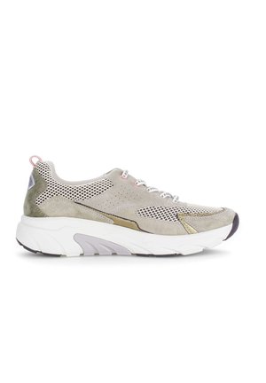 Lichtgrijze en beige sneaker met mesh- en suèdepanelen, witte dikke zool, patroonveters en een roze trekkoord aan de hiel, zijaanzicht.