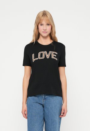 Μαύρο βαμβακερό t-shirt με κοντά μανίκια, διακοσμημένο με τη λέξη "LOVE" σε γράμματα με σχέδιο λεοπάρδαλης στο στήθος. Κανονική εφαρμογή και στρογγυλή λαιμόκοψη.