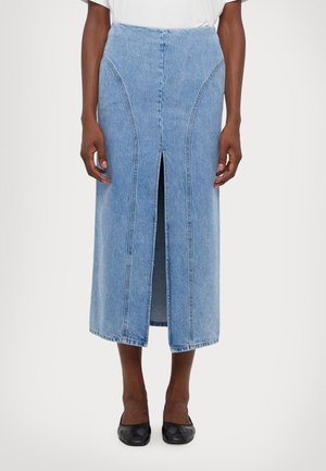 Jasnoniebieska dżinsowa spódnica maxi z przodu z rozcięciem, dopasowanym wysokim stanem i krzywymi szwami. Tkanina ma gładką strukturę i lekko sprany wygląd.