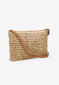 Borsa a tracolla in paglia intrecciata di forma rettangolare, con manico in pelle color cammello e chiusura con zip, caratterizzata da un colore naturale e una superficie testurizzata.