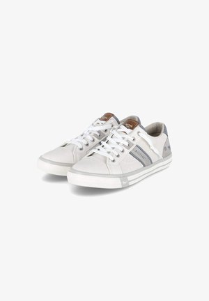 Białe trampki z szarymi akcentami. Wykonane z kanwy i siateczki, z perforowanymi panelami, białymi sznurówkami oraz brązową łatką z logo na języku.