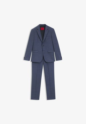 Marineblauwe pak met een op maat gemaakt blazer met inkepingen en bijpassende broek, vervaardigd uit gladde stof met een subtiel patroon.