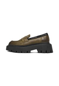 G-Star khaki loafers s hrubou čiernou gumovou podrážkou, hladkým koženým zvrškom a elastickým remienkom na členku s logom.