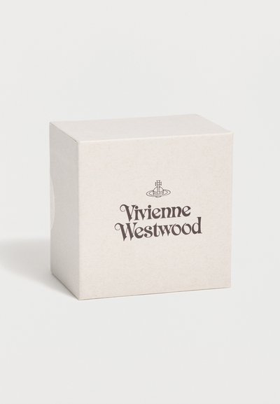 Κρεμ κουτί με το λογότυπο Vivienne Westwood και το σύμβολο σφαίρας στο κέντρο της μπροστινής πλευράς, τοποθετημένο σε λευκή επιφάνεια.