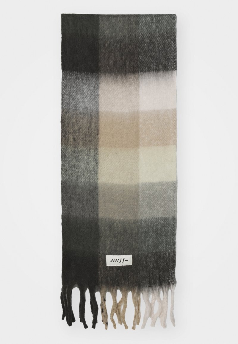 Écharpe en laine avec un motif à carreaux dans des tons de vert, gris et beige, avec des bords à franges. Étiquette affichée sur un côté.