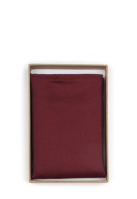 Bordeaux stoffen zakdoek in een rechthoekige kartonnen doos. De stof heeft een gladde textuur met een subtiel geweven patroon.