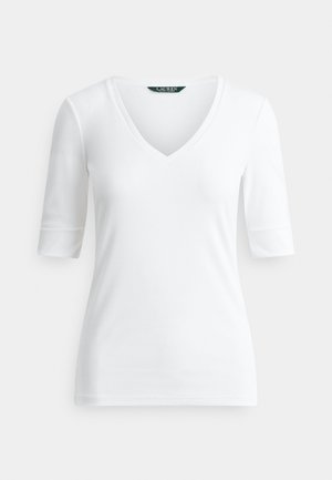 Bijela majica s V-izrezom izrađena od mekane pamuka, s kratkim rukavima, prianjajućeg kroja i suptilnim šavovima u blizini manžeta i ruba.