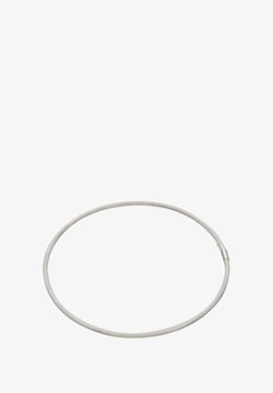 Srebrny naszyjnik choker z siateczki o gładkim, okrągłym kształcie i subtelną teksturą. Posiada bezszwowe zapięcie i elastyczny design.