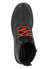 Stivale in pelle nera con lacci arancioni, punta rotonda, colletto imbottito e una linguetta sul tallone. All'interno è etichettato con "Wrangler Memory Foam."