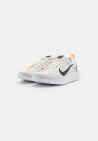 Nike Performance FLEX EXPERIENCE RUN 12 - Chaussures de running sur route - sail/thunder blue/platinum tint/light iron ore/total orange