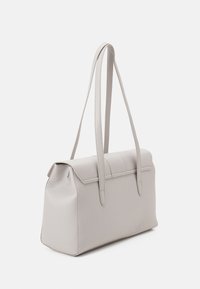 Ljust grå läderhandväska med en strukturerad form, dubbla handtag och lockstängning. Slät yta med subtila sömdetaljer.