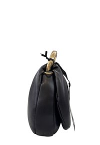 Borsa in pelle nera con una forma strutturata e morbida, dotata di un manico in metallo dorato e un accento di nastro nero legato.