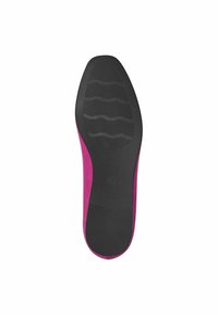 Chaussure plate en daim fuchsia avec une semelle en caoutchouc noir texturé présentant des rainures horizontales et verticales pour une meilleure adhérence. Taille indiquée comme 37.