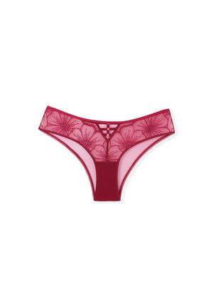 Perizoma in pizzo rosso con ricami floreali e dettagli in rete, caratterizzato da un piccolo foro decorativo al centro della vita anteriore.