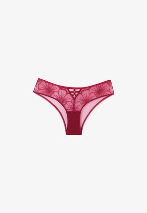 Rote Spitzenbikini-Unterwäsche mit floralem Stickerei- und Netzdetails, ausgestattet mit einem kleinen dekorativen Schlüsselaugenbereich an der Vorderseite des Bunds.