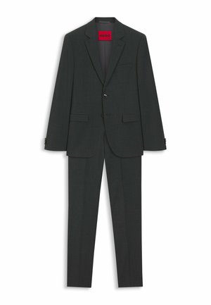 Ciemnoszary dwuczęściowy garnitur męski z marynarką na jeden guzik, z klapami z wycięciem i dopasowanymi spodniami, oznaczony metką HUGO wewnątrz.