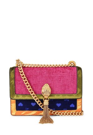 Borsa colorata con patta superiore in velluto rosa, base verde, tracolla a catena dorata e dettagli testurizzati. Presenta un nappa decorativa e motivi a cuore.