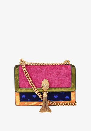 Borsa colorata con patta superiore in velluto rosa, base verde, tracolla a catena dorata e dettagli testurizzati. Presenta un nappa decorativa e motivi a cuore.