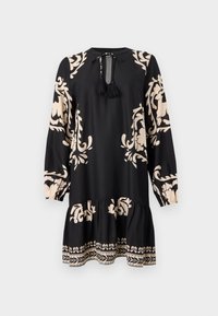 Sort kjole med lange ærmer, prydet med beige blomster mønstre og en flæse i bunden. Includerer en bindebånd ved halsen med frynser for detalje.