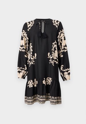 Čierne šaty s dlhými rukávmi, zdobené béžovými kvetinovými vzormi a volánovým lemom. Obsahujú viazanie na krku s strapcami pre detail.