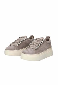 Sneakers platform in suede grigio con gemme decorative sui lati, caratterizzati da punta tonda e design con lacci, montati su una suola bianca a contrasto.